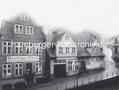 Alte Aufnahme der Maschinenfabrik Groth & Degenhardt in Grossen Elbstrasse. An der Hausfassade des ca. 1722 entstantdenen barocken Kaufmannshauses steht der Name der Maschinenfarbrik.