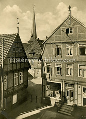Altes Foto von Hamburg Wilhelmsburg - Fachwerkhäuser und Kirchturm.