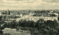 Alte Luftaufnahme vom Stadtteil Altona-Altstadt in Hamburg; Blick auf das Rathaus - lks. die Doppelkirchtürme der St. Petri-Kirche.