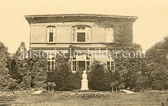 Historische Aufnahmen vom Eppendorfer Krankenhaus in  Hamburg; Operationshaus, davor die Curschmannbüste.