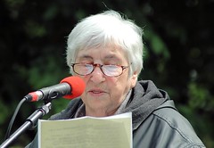 Die Antifaschistin Ester Bejarano auf dem Platz der Bücherverbrennung in Hamburg.    (2006)