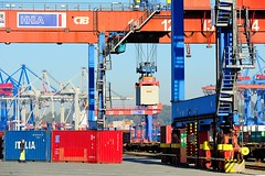 Containerumschlag auf einen Güterzug am Güterbahnhof Burchardkai.
