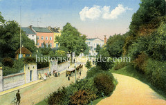 Historische Ansicht vom Elbberg - ein Pferdefuhrwerk  fährt die steile Straße hinauf, der Fahrradfahrer schiebt sein Rad. Im Hintergrund ist das Altonaer Rathaus zu erkennen.