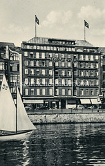 Blick von der Binnenalster zum Streit's Hotel am Jungfernstieg.