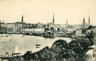 Historische Ansicht vom Panorama der Hansestadt - Blick über die Außenalster auf die Lombardsbrücke und die Kirchtürme der Stadt.