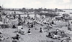 Historsche Strandszene am Elbstrand bei Oevelgoenne - Badegäste sitzen im Sand.