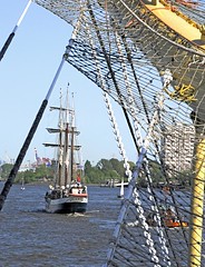 Schiffsburg des Großseglers MIR und das Taditionsschiff Atlantis während des Hamburger Hafengeburtstages.