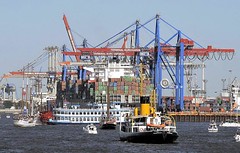 Schiffsverkehr beim Hamburger Hafengeburtstag vor dem Containerterminal Burchardkai.