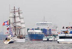 Schiffsverkehr auf der Elbe während des Hamburger Hafengeburtstages.