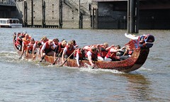 Traditionelles Drachenbootrennen beim Hamburger Hafengeburtstag im Binnenhafen.