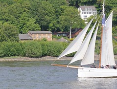 Bug eines Segelschiffs auf der Elbe  - am Ufer das historische Maschinenhaus der Altonaer Wasserwerke.