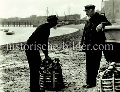 Fischer am Strand - historische Fotografie von Helgoland.