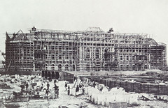 Historische Aufnahme vom Bau des Hamburger Museums für Kunst und Gewerbe, der Rohbau ist mit Gerüsten versehen, ca. 1875.