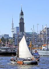 Traditionsschiff Lühe Ewer Elfriede beim Hamburger Hafengeburtstag  - im Hintergrund der Kirchturm der St. Michaeliskirche.