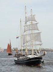 Segelschiff unter Segeln auf der Hamburger Elbe.