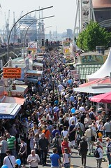 Menschenmassen an der Uferpromenade am Baumwall während des Hamburger Hafengeburtstages.