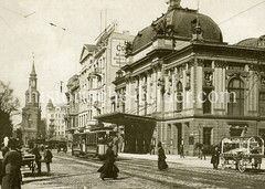 Historische Ansicht vom Deutschen Schauspielhaus in der Kirchenallee von Hamburg St. Georg; Obststände / Verkaufskarren mit Obst am Straßenrand - Straßenbahnen, im Hintergrund die Dreieinigkeitskirche.