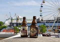 Bierflaschen Astra Holsten - im Hintergrund ein Riesenrad und die Elbe.
