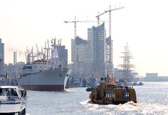 Das Museumsschiff Cap San Diego verlässt seine Liegeplatz, um an der Auslaufparade des Hamburger Hafengeburtages teilzunehmen.