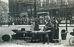 Altes Foto einer Fischfrau mit Marktstand auf dem Großneumarkt in der Hamburge Neustadt.