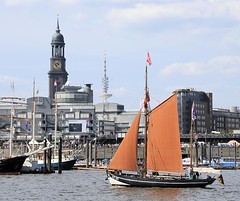 Fischewer mit lohfarbenen Segeln - Traditionssegler Catarina beim Hamburger Hafengeburtstag.