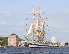 Der russische Großsegler MIR auf der Elbe vor Hamburg Neumühlen.
