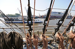 Takellage und Schiffstaue eines Großsegler auf der Einlaufparade beim Hafengeburgstag.