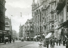 Alte Ansicht vom Nobistor in Hamburg Altona; Passanten  und Geschäfte - Drogerie; Fotoartikel.