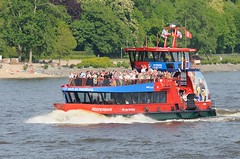 Hafenfähre mit Passagieren während des Hamburger Hafengeburtstages auf der Elbe.