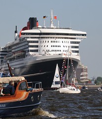 Liegeplatz der Queen Mary in der Hafencity - kleine Boote umschwärmen das große Kreuzfahrtschiff.