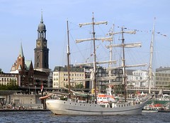 Segelschiff Franeker vor den Hamburger St. Pauli Landungsbrücken.