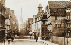 Historische Ansicht der Hamburger Spitalerstraße  in der Altstadt. Im Bildzentrum die Petrikirche - re. das Hiobsspital mit dem Dachturm. (ca. 1885)