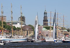 Schiffe beim Hamburger Hafengeburtstag vor den St. Pauli Landungsbrücken - in der Bildmitte das Kuppelgebäude mit dem Kupferdach des Alten Elbtunnels.