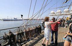 Tanzvergnügen während der Einlaufparade beim Hamburger Hafengeburtstag an Bord eines russischen Großseglers.