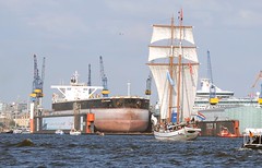 Der Bulkcarrier Ocean Cosmos liegt im Schwimmdock - Traditionsschiff unter Segeln.
