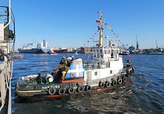 Schlepper Hans beim Anlegemanöver des russischen Großseglers Mir in Hamburg.