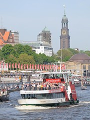 Voll besetzte Hafenfähre vor den Landungsbrücken während des Hamburger Hafengeburtstages.