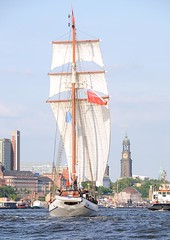 Segelschiff auf der Elbe vor Hamburg.