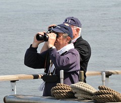 Besucher vom Hamburger Hafengeburtstag beobachten die Schiffsparade auf der Elbe.