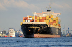 - - bildarchiv-hamburg.com - - Das Containerschiff MSC Rafaela auf der Elbe - der 1996 gebaute Frachter hat ein Länge von 244m und eine Tragfähigkeit von 51210 t. / 3300 Standartcontainer TEU.