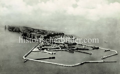 Luftbild vom Kriegshafen Helgolands - Blick über die Insel ca. 1930.