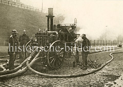 Alter Löschwagen / Spritzenwagen der Hamburger Feuerwehr - historische Dampfspritze.