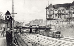 Historische Aufnahme von den Bahngleisen beim Hauptbahnhof - ein Zug fährt nach Ohlsdorf; re. das Museum für Kunst + Gewerbe.