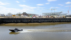 Fotos aus dem Hamburger Stadtteil Rothenburgsort. Motorboot auf dem Oberhafenkanal, dahinter der Bauplatz für den Elbtower und die S-Bahnhaltestelle Elbbrücken.