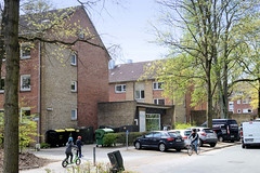 Fotos aus dem Hamburger Stadtteil Groß Borstel, Bezirk Hamburg Nord. Wohnblocks mit Geschäften im Brödermannsweg - Architektur der 1960er Jahre.