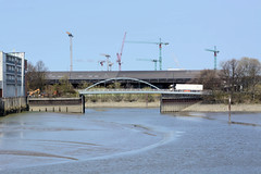 Bilder aus dem Kleinen Grasbrook, Stadtteil in Hamburg -  Saalehafen; Blick zur Sachsenbrücke - dahinter der Moldauhafen und Lagergebäude vom Überseezentrum.