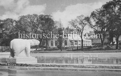 Alte Bilder aus Planten un Blomen in Hamburg; Skulptur Eisbär, Tuffstein 1935 - Künstler Hans Martin Ruhwoldt; die Skulptur steht heute im Winterhuder Stadtpark.