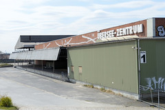 Bilder aus dem Kleinen Grasbrook, Stadtteil in Hamburg -  Übersee Zentrum; Halle 1 + Schriftzug.