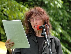 Teilnehmerin an der Gedenkveranstaltung Peggy Parnass bei der Marathonlesung. (2006)