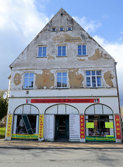 Die Kleinstadt Warin liegt im Landkreis Nordwestmecklenburg in Mecklenburg-Vorpommern. Gebäude mit abfallenden Putz Geschäft Designermode, flotte Klamotte.